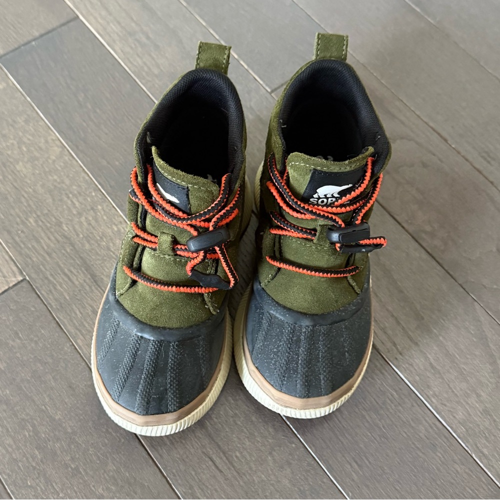 Like new Boys Sorel waterproof fall boots size 1